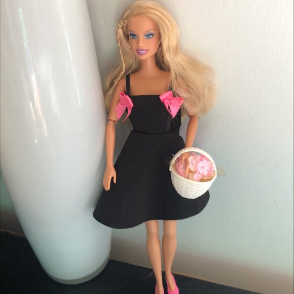 Early 90's Vintage Barbie doll - Picture 2 of 3